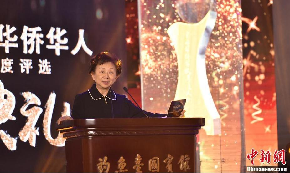 评委代表林蔡亮亮女士宣布揭晓十大新闻评选结果