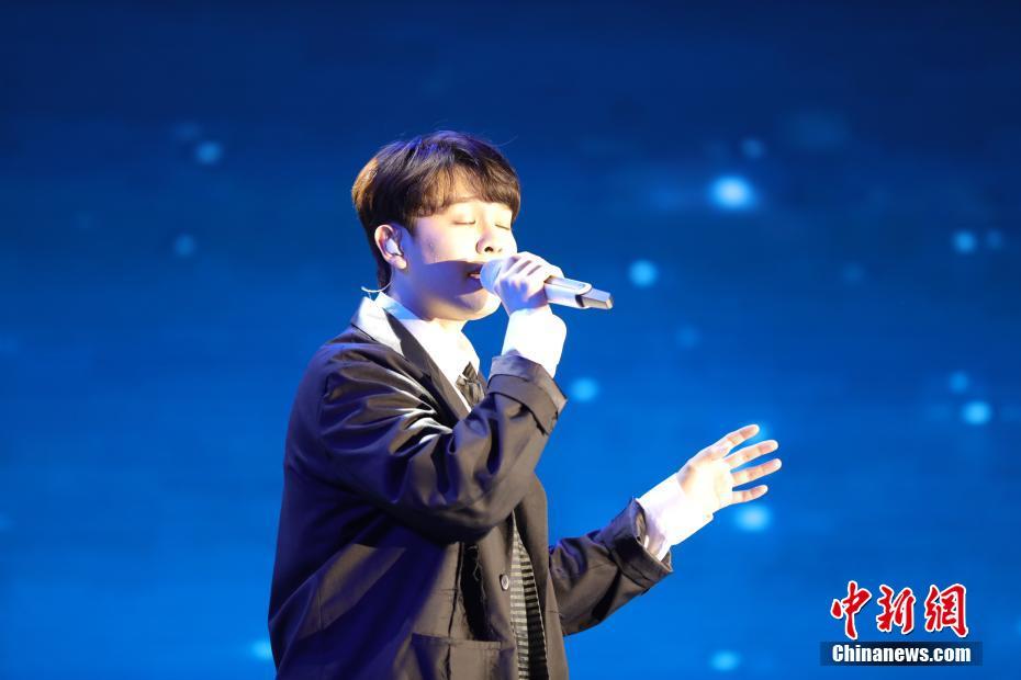 马来西亚华裔青年歌手尤长靖演唱《一颗星的夜》