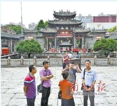 中国侨网来自越南胡志明市的华人后裔到祖庙寻根。南方日报记者 戴嘉信 摄