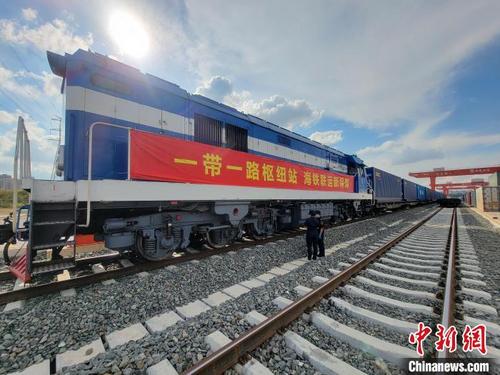 中国侨网 实施进口货物“船边直提”、出口货物“抵港直装”通关模式,优化口岸营商环境 关轩 摄