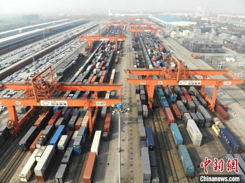 中国侨网繁忙的成都国际铁路港。（资料图）　张浪　摄
