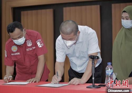 中国侨网3月11日，中企印尼德龙工业园与印尼国家警察安全维护局签署安全战略合作协议。　印尼德龙工业园 供图