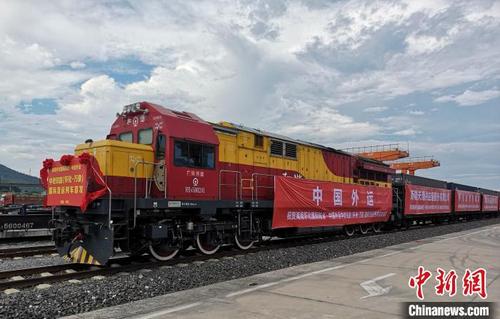中国侨网湖南怀化中老铁路“中外运定制”班列首发。　雷明雄　摄