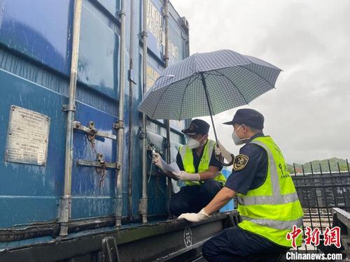 中国侨网凭祥海关关员对“西安-河内”中越班列进行核锁。　赖婧　摄