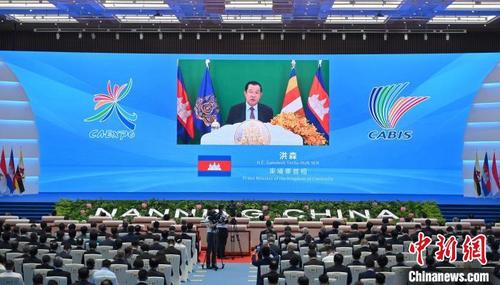 中国侨网图为柬埔寨首相洪森在第19届中国—东盟博览会、中国—东盟商务与投资峰会开幕大会上发表视频致辞。　俞靖　摄