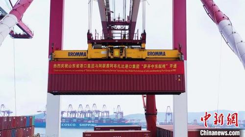 中国侨网山东港口与阿联酋阿布扎比港务集团合作的“中东—远东”航线正式开通。　鲁罡轩　摄