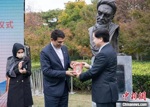 中国侨网为增进两地民众对彼此文化的了解，南京市与设拉子市协商互赠友好纪念雕塑。　南京市外办供图