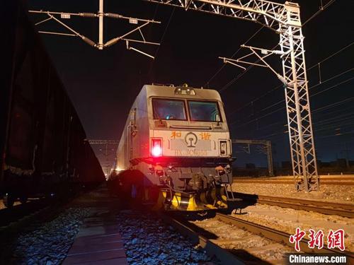 中国侨网24日凌晨兔年首趟中欧班列(武汉)启程开往俄罗斯 姚黎 摄