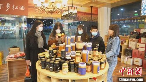 中国侨网2023年春节以来,中哈霍尔果斯国际边境合作中心商贸“热”起来了。 霍尔果斯融媒体中心供图