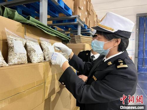 中国侨网哈尔滨海关所属佳木斯海关关员对出口商品实施查验。　哈尔滨海关供图