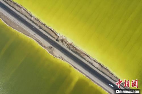 中国侨网航拍春日的察尔汗盐湖。　马铭言 摄