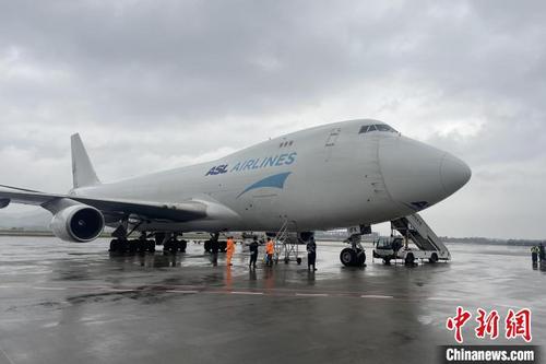 中国侨网4月3日，一架搭载90吨货物的波音B747全货机从比利时布鲁塞尔飞至南昌昌北国际机场。　刘新宇　摄