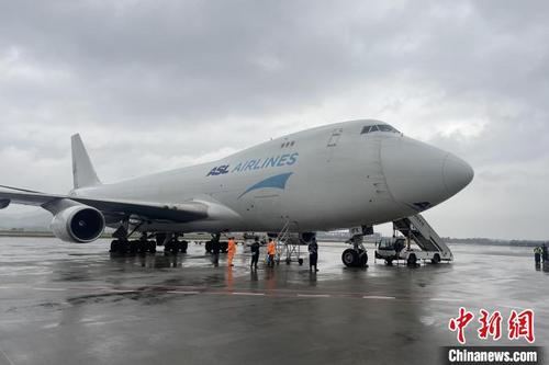 中国侨网4月3日,一架搭载90吨货物的波音B747全货机从比利时布鲁塞尔飞至南昌昌北国际机场。 刘新宇 摄