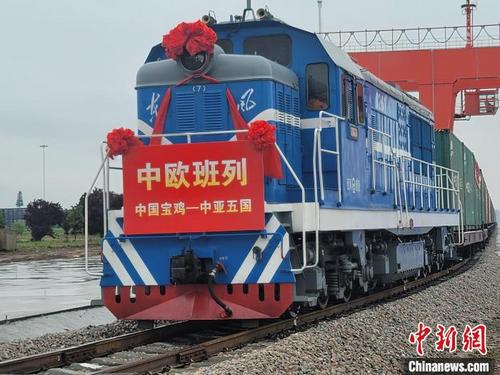 中国侨网中欧班列长安号(宝鸡)实现常态化开行。 阿琳娜 摄