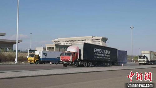 中国侨网今年前4月新疆霍尔果斯口岸进出口货运量突破1000万吨。　李明　摄