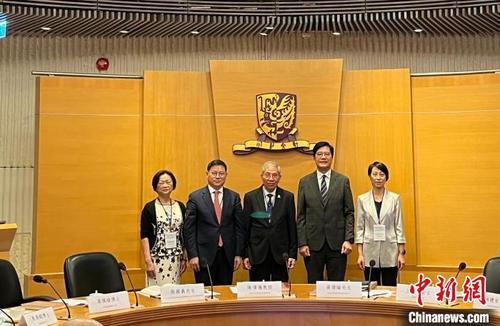 中国侨网香港特区政府财政司副司长黄伟纶(右二)等出席论坛。 韩星童 摄