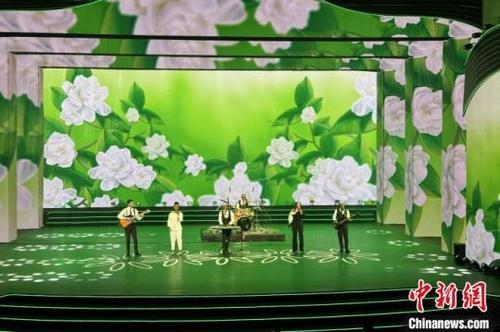 中国侨网13日晚，“一带一路”乐队亮相在福建安溪举办的第12届中国国际民间艺术节，演唱《茉莉花》《我的中国梦》。　柯宁 摄