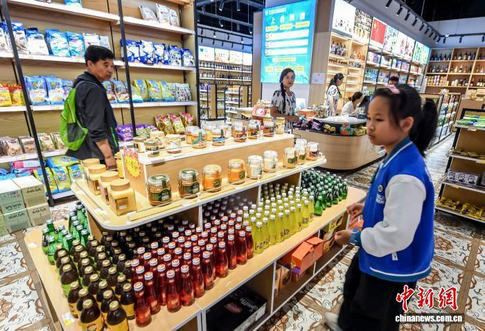 中国侨网8月11日，新疆乌鲁木齐市，上合示范区新疆商贸区疆来城首届进口商品展举行，23个共建“一带一路”国家的近万种商品集中展示，吸引众多游客及市民前来参观、选购。中新社记者 刘新 摄