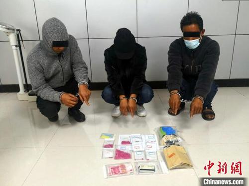 中国侨网图为怒江边境管理支队抓获的犯罪嫌疑人和缴获的毒品.