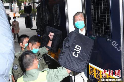 中国侨网黎智英由囚车押解至香港终审法院. 李志华 摄