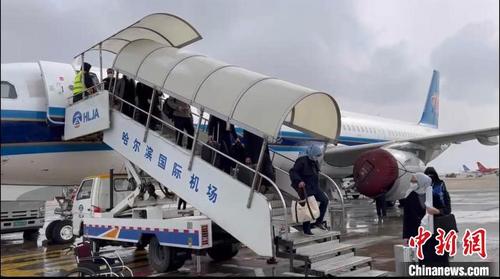 中国侨网CZ684航班降落哈尔滨机场。　仇建　摄