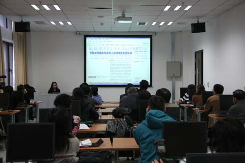彭兰为海外华文媒体高级研修班学员做演讲(组图)