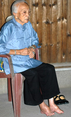 落叶归根百余岁新加坡老华侨返乡安度晚年图