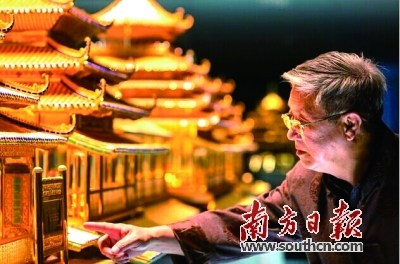 中国侨网潮宏基花丝工作室技术总指导、国家级工艺美术大师姚迎春。