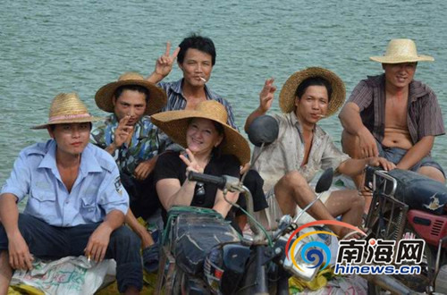 中国侨网伊丽莎白认为,虽然她不懂汉语和当地的黎苗语言,但这并不能阻碍和当地居民的交流,“只要真诚,只要心和心相通,只有一个笑容一个手势就能得到效果”。她说,在海南,语言并不是交流的唯一工具,“爱比语言更能奏效”。