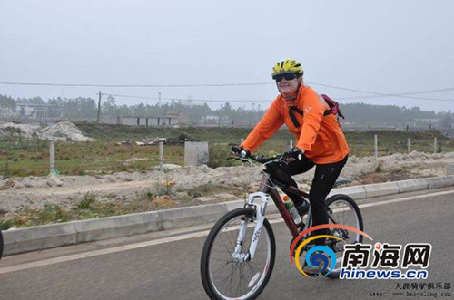 中国侨网这些年来伊丽莎白跑遍了海南的山山水水。问及她去过哪些地方,她幽默回答:“别问我去过海南什么地方,最好问我没去过什么地方。”