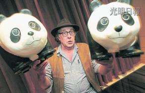 中国侨网保罗·格兰金有超过30年丰富经验、并已更换过1600只纸糊熊猫10次了。(马来西亚《光明日报》)