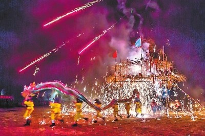 中国侨网确山铁花号称“民间焰火之最”。