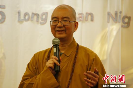 中国侨网2月18日,北京龙泉寺方丈学诚大和尚在寺院"春晚"作《加强寺庙
