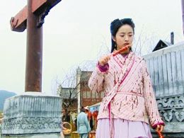 中国侨网《天外飞仙》和《秦王李世民》中,主角都爱吃冰糖葫芦,人手一串啊!