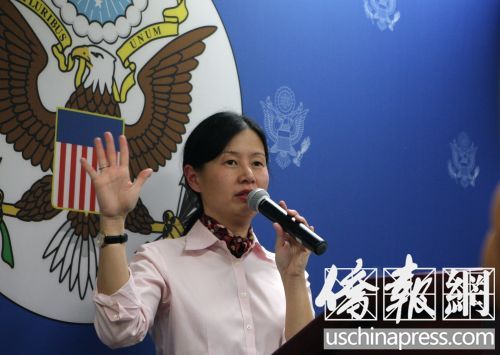 中国侨网3月18日，方慧娜在北京美国中心举办题目为“华侨与我：一位女作家的西游记”的讲座。（美国《侨报》/卞先锋 摄）