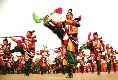 中国侨网永昌农民表演节子舞。(雒焕素 图)