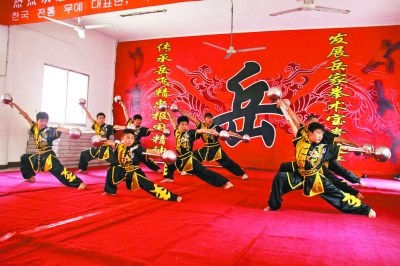中国侨网岳飞武校学生在操练岳云双锤。(夏天 摄)