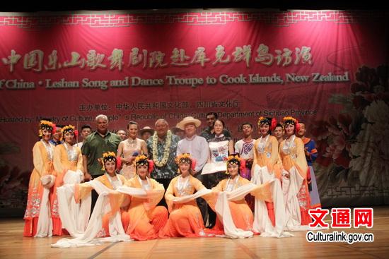 中国侨网库克群岛副总理兼文化部赫仁与艺术团合影