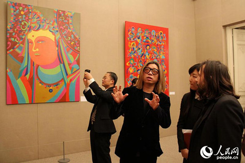 郭峰向巴黎亚洲艺术博物馆副馆长贝雷科介绍自己的作品。（邢雪