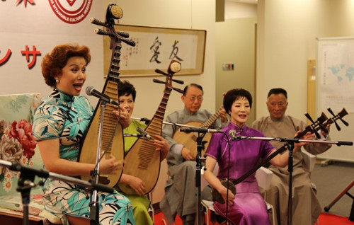 苏州评弹东京演绎江南韵日前首相题字致贺图