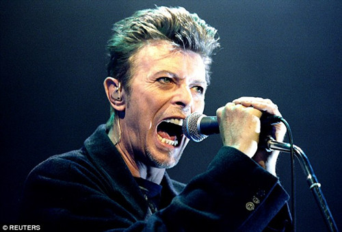 传奇音乐人大卫·鲍威于英国当地时间1月10日去世,享年69岁。