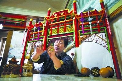李连贵正在制作微缩版的彩牌楼