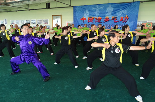 进行各种招式演练,(图右)为总教练梁志光(美国《世界日报》/封昌明