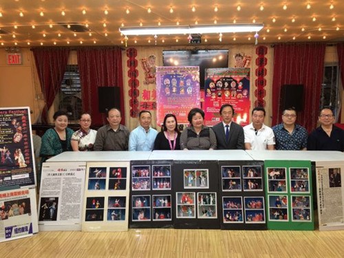 齐淑芳京剧团介绍第16届中国京剧艺术节演出详情，右五为齐淑芳