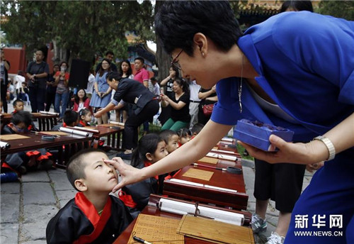 北京小学生古礼迎开学 感受中国传统文化(图)-