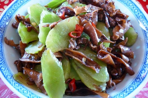 教你做一道莴笋炒鱿鱼 清脆爽口够美味