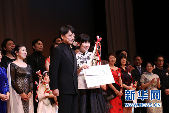 东京,日本选手石川启子(右)获得本届大赛最优秀奖,庄鲁迅(左)为其颁奖