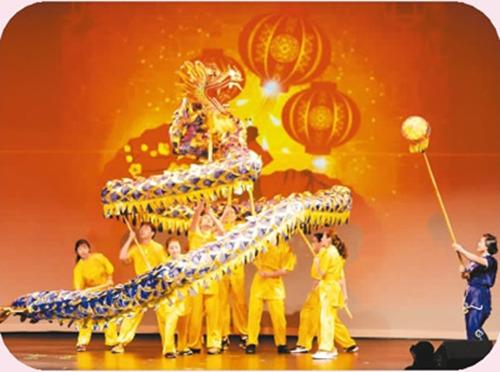 中国侨网图为孟菲斯大学孔子学院舞龙队演出《中国龙》。
