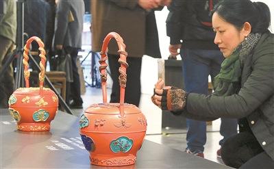中国侨网人们参观展出的泥金彩漆作品。（周建平 摄）