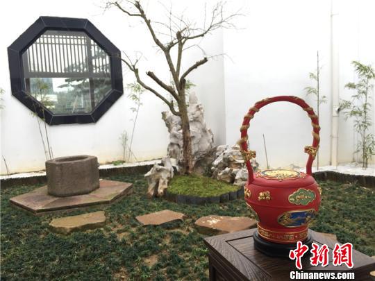 中国侨网图为泥金彩漆作品　林波　摄